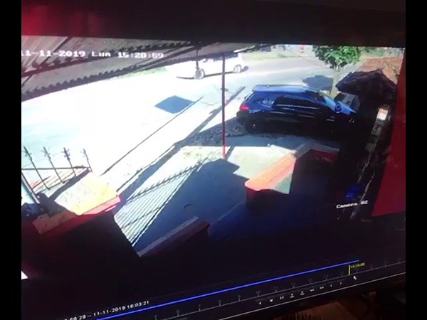 FUE PILLADO POR EL TITULAR Y CHOCÓ AL INTENTAR ESCAPAR