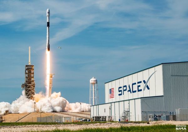 SpaceX lanza otros 60 satélites al espacio para su propia red de internet  - Tecnología - ABC Color
