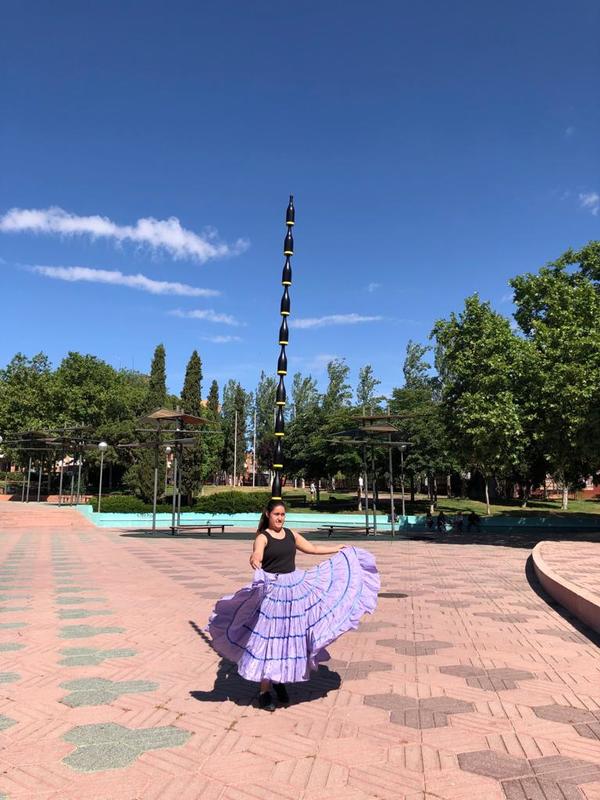 Erika Vega sorprendió en España con la danza paraguaya con diez botellas en la cabeza