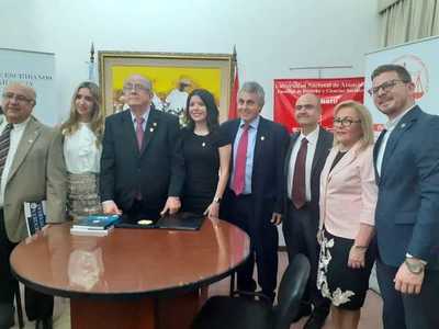 Derecho UNA y Colegio de Escribanos del Paraguay firman convenio » Ñanduti