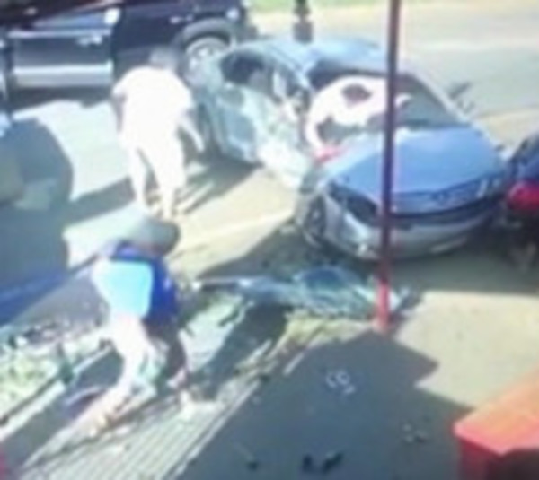 Agentes de la caminera provocan accidente de tránsito - Paraguay.com