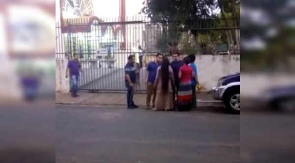 HOY / VIDEO | Mujer 'atropella' durante una misa para predicar doctrina protestante