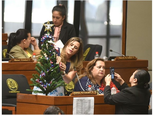 Árbol navideño de la corrupción y el clientelismo contra parlasurianos