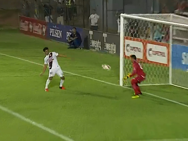 La carambola de Carlos Montiel que casi acaba en gol