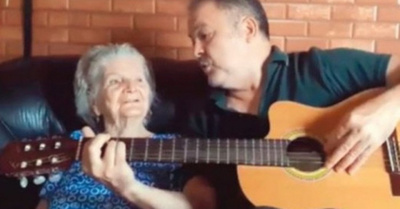 Con música ayuda a su  mamá con Alzhéimer