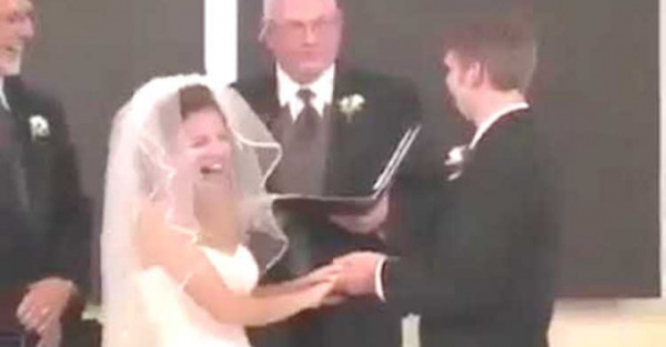 Novia tuvo un ataque de risa antes del “sí quiero”