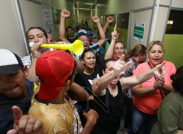 Municipio de Lambaré: Más de 800 empleados en huelga toman la sede