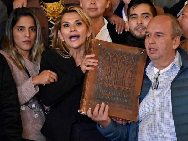 La senadora Jeanine Áñez asumió la Presidencia interina de Bolivia