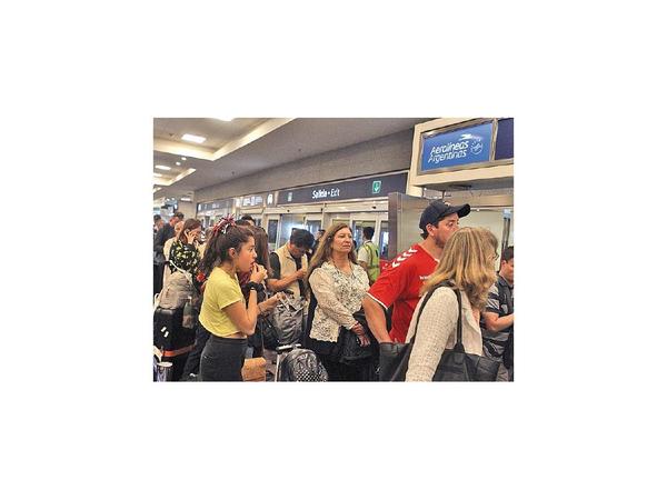 Casi 15 mil afectados por cancelaciones de vuelos en Argentina