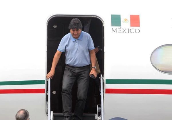 Lucha sigue, dijo Morales al llegar a México