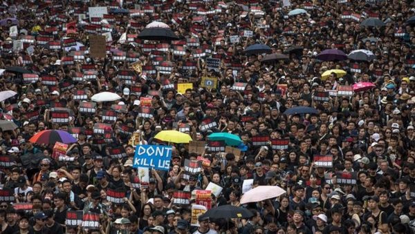 Barricadas, gas y sabotajes: las protestas vuelven a paralizar Hong Kong » Ñanduti
