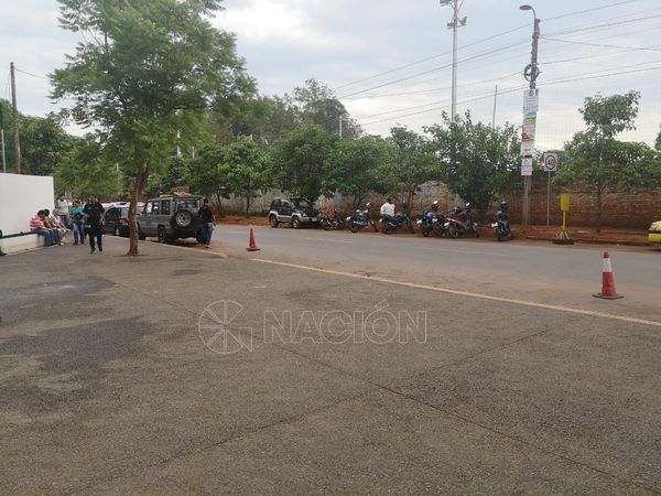 Prohíben vendedores ambulantes en vereda del IPS Ingavi