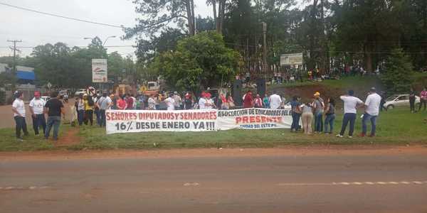 Docentes agremiados a la AEDE, de huelga
