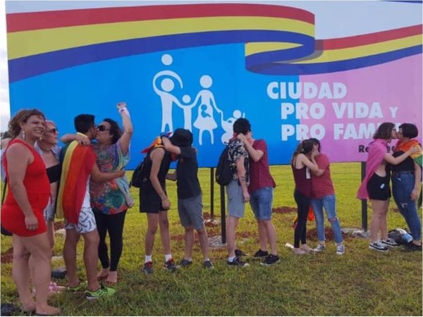Besatón frente al cartel "Pro vida" y "Pro familia" de Encarnación