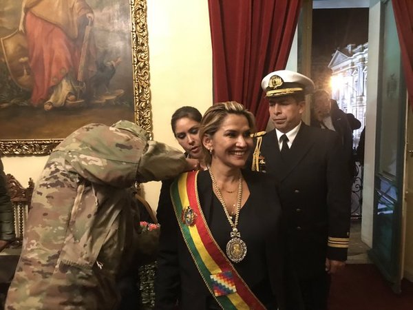 Presidenta de dudosa legitimidad buscará pacificar a los bolivianos
