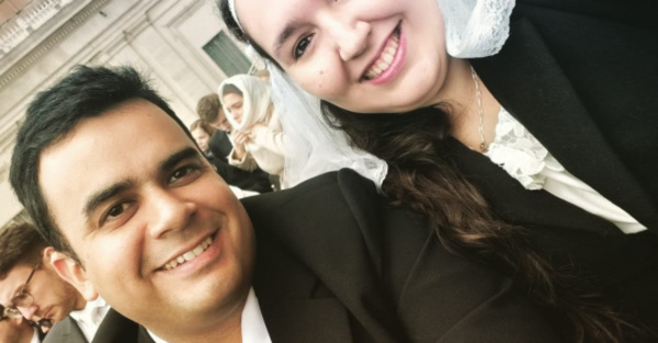 Matrimonio de jóvenes paraguayos saluda al Papa