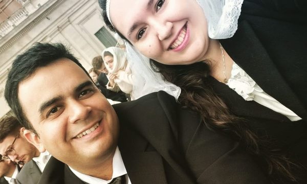 Pareja de paraguayos saluda al Papa y le regala chipitas