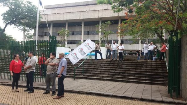 Funcionarios de la ANDE se manifiestan contra recorte presupuestario » Ñanduti