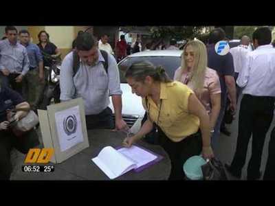 Funcionarios de Hacienda y SET van a huelga