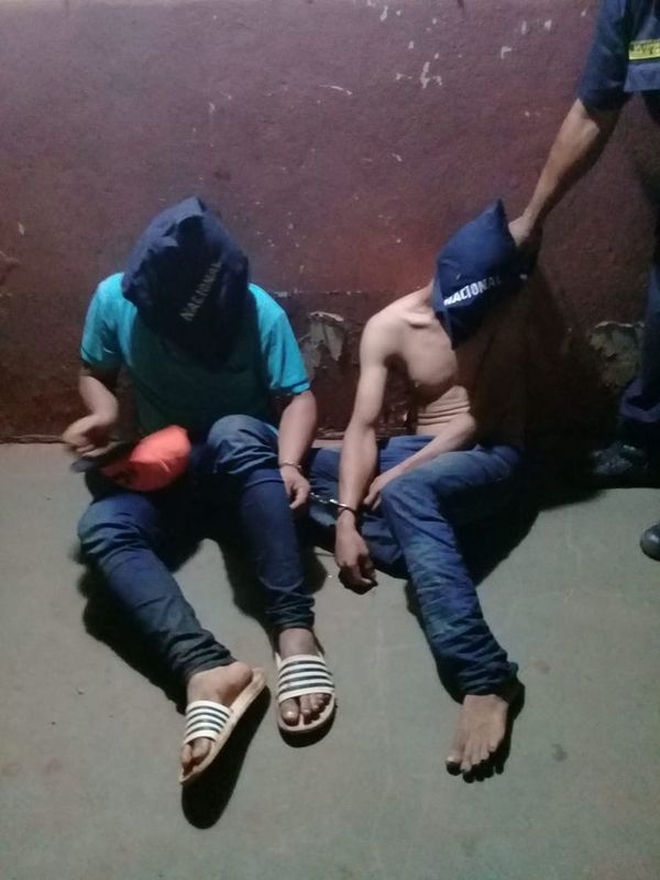 Detienen a dos personas que se paseaban con dos fusiles sobre una moto en Lima - Nacionales - ABC Color