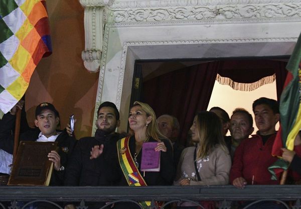 Bolivia estrena presidenta interina tras la renuncia de Evo Morales