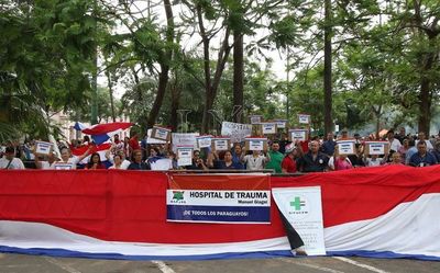 Funcionarios de diferentes instituciones se manifiestan frente al Congreso
