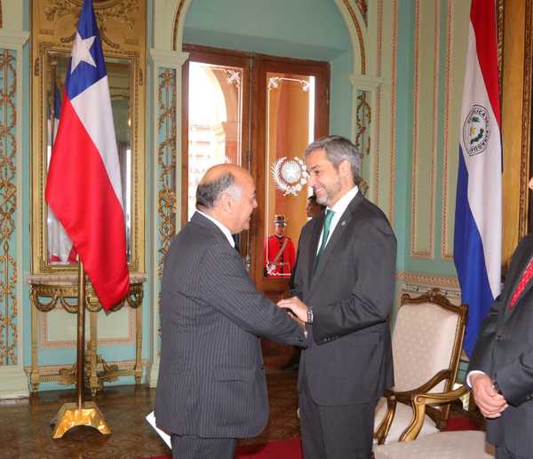 Mandatario recibió cartas credenciales de nuevo embajador chileno | .::Agencia IP::.