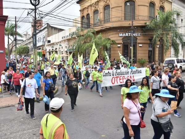 Docentes se movilizan en diferentes puntos para exigir reajuste salarial