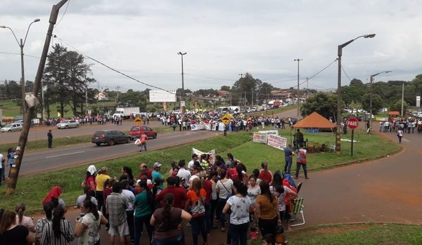 Bloquean ruta en el Km. 10