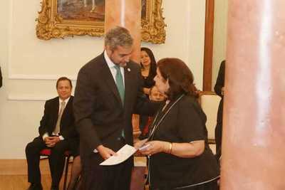 Maribel Barreto recibió el Premio Nacional de Literatura | .::Agencia IP::.