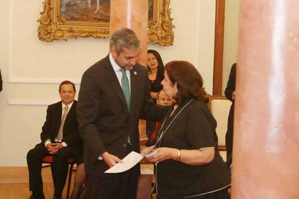 Maribel Barreto recibió el Premio Nacional de Literatura | .::Agencia IP::.