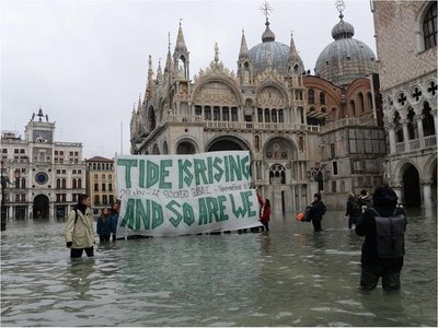 Venecia sufre su peor inundación desde 1966