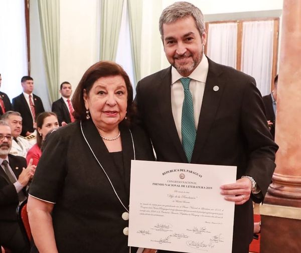 Mario Abdo entregó el Premio Nacional de Literatura