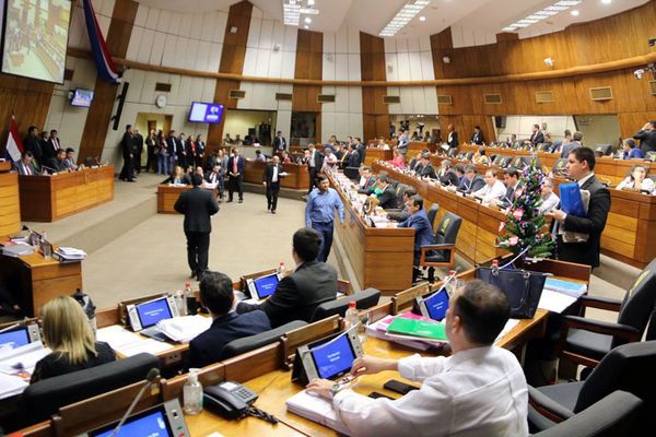 Legisladores abogan por aumento salarial de docentes pero temen que no se cumpla