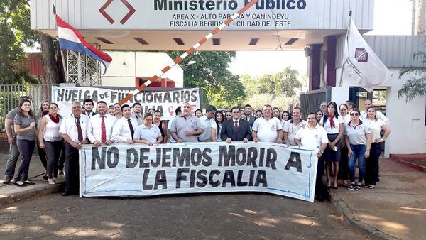 Funcionarios del Ministerio Público continúan con la huelga