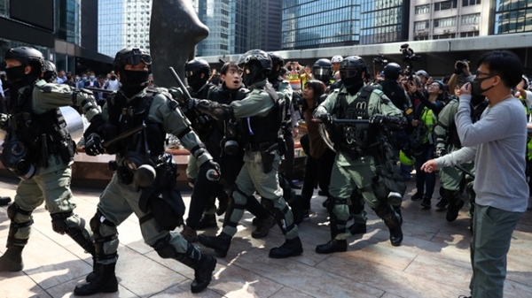 Manifestaciones se extienden y paralizan Hong Kong | .::Agencia IP::.