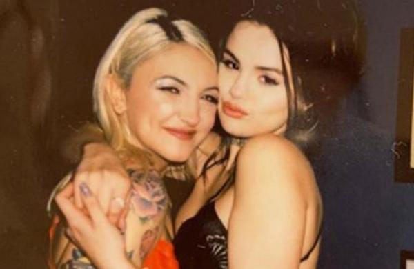 El beso entre Selena Gomez y Julia Michaels que dejó a todos con la boca abierta - SNT