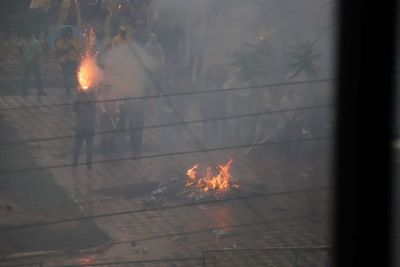 Explosión de petardos frente al Congreso impidió salida de funcionarios