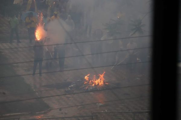 Explosión de petardos frente al Congreso impidió salida de funcionarios
