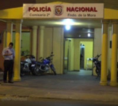 Fueron detenidos infraganti intentando robar una moto - Paraguay.com