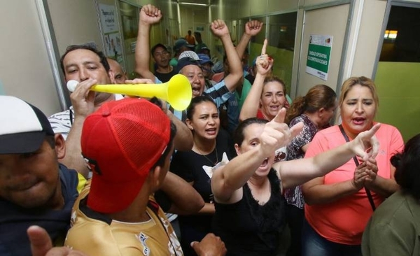 HOY / Crisis en Lambaré: funcionarios continúan toma del municipio e insisten con renuncia del intendente