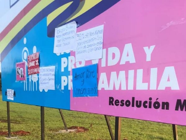 Cartel provida y profamilia genera gran controversia en Encarnación