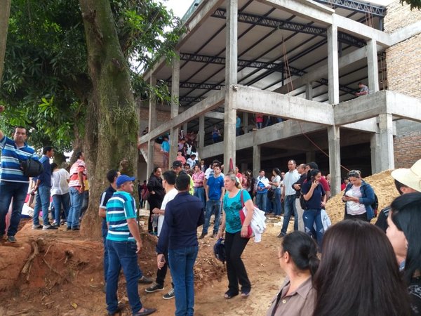 Caazapá: Manifestantes toman edificio en construcción del IPS