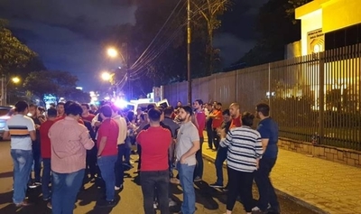 HOY / Elecciones juveniles de la ANR: organizan protesta frente al TSJE para repudiar fallo