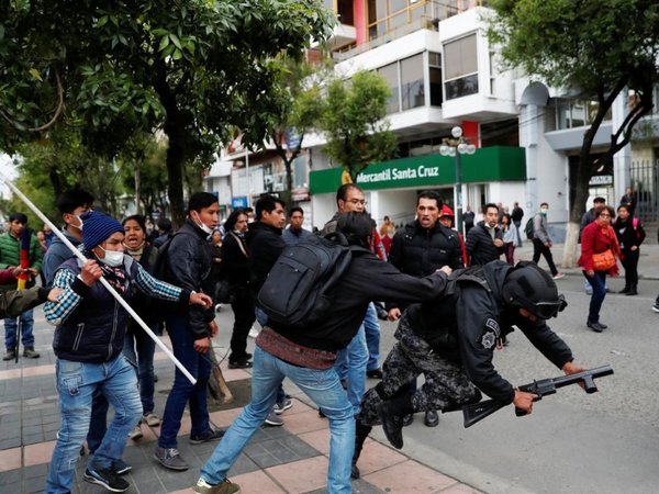 La presidenta de Bolivia cambia la cúpula militar en medio de tensiones