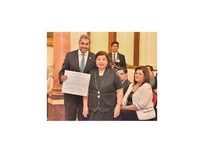 Barreto recibe premio y pide   mayor apoyo  para la  cultura