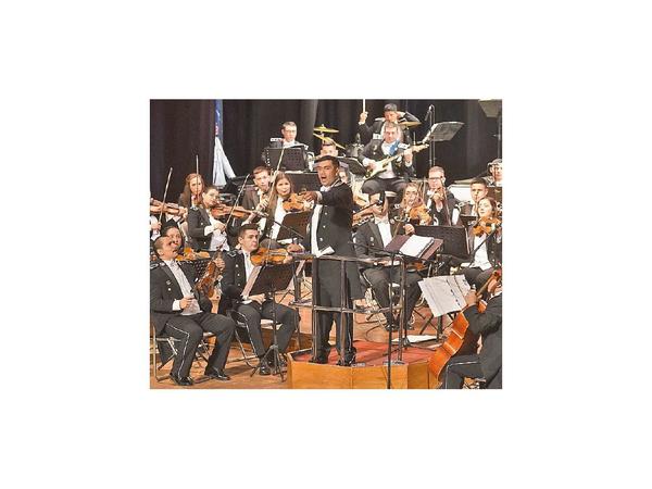 Magnífico y creativo espectáculo con los músicos de la Policía