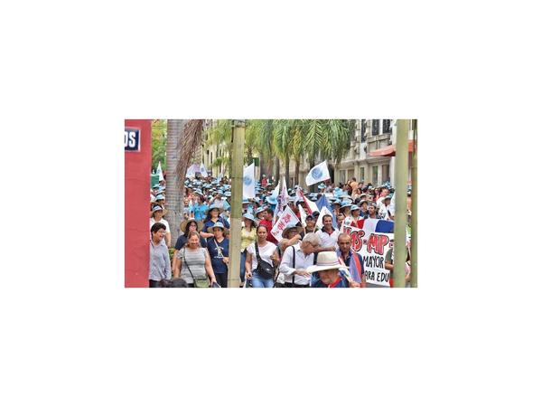 Docentes protestan por aumento y las aulas quedan vacías