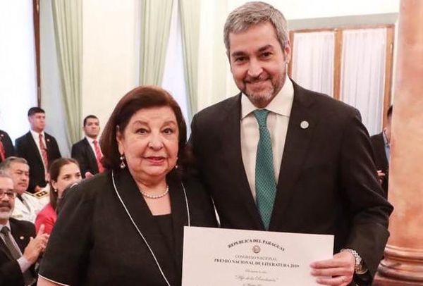 Premiada Maribel Barreto abogó por la ley del libro