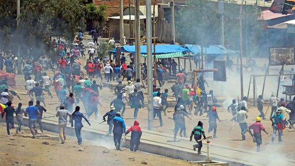 En las calles de La Paz continúa la guerra tras salida de Evo Morales